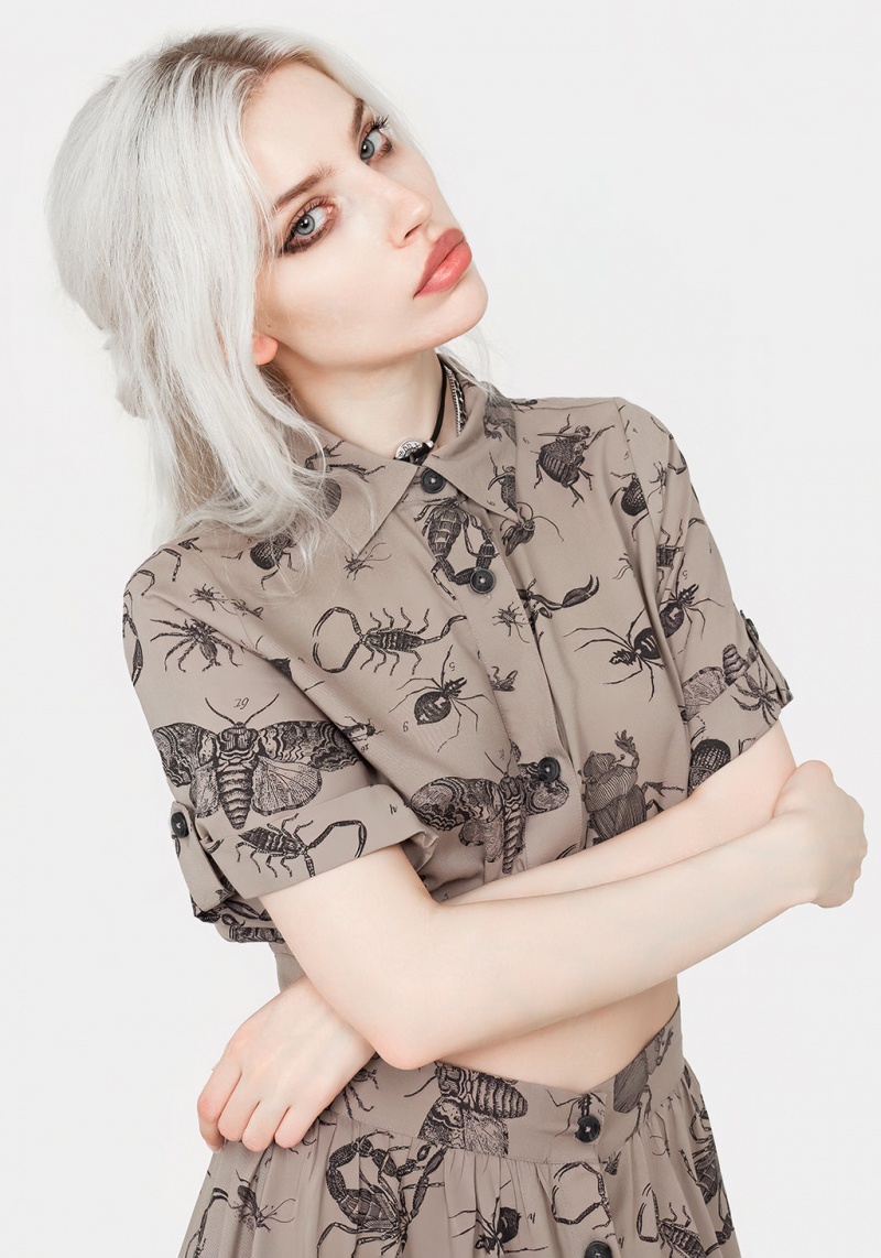 Disturbia Parasite Bugs Print Crop Krátké Sleeve Shirt - Taupe | NM7608451